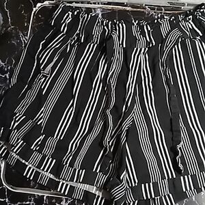 Urban Rebel black white 1X shorts